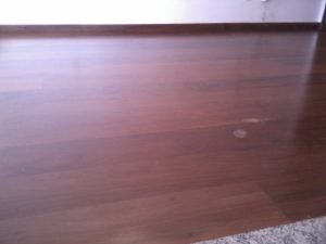 Restauração e acabamentos em pisos de madeira e aplicação de bona